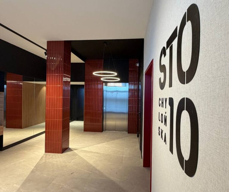 STO10 CHYLOŃSKA 3 etap wejście do budynku - lobby i winda