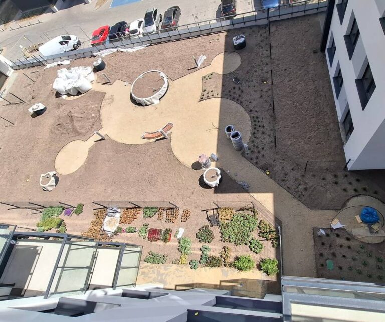 Zielone patio w trakcie nasadzeń - STO10 CHYLOŃSKA 3 etap - maj 2026